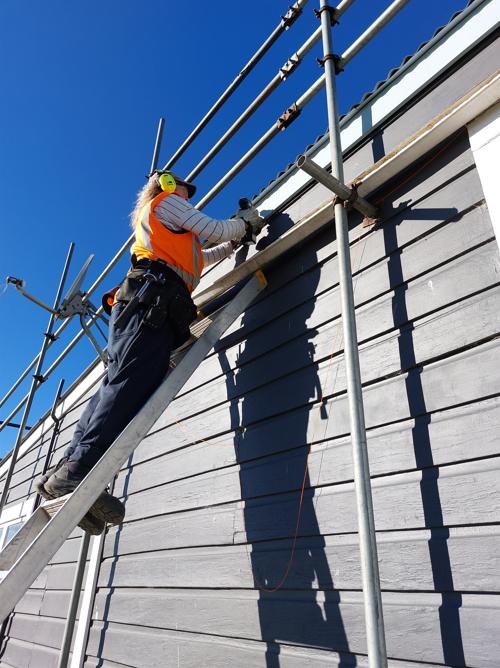 1 Pratt St Waikouaiti Putting up new fascia boards on the left side of the house JDBuilders