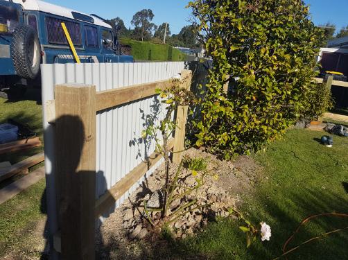 3 125 Beach Street, Waikouaiti looking from the front yard at the back of the fence zoomed in showing fencing structure post and rails JDBuilders