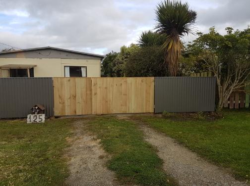 Main 125 Beach Street, Waikouaiti Completion photo of newly constructed fence using corrugated iron to attach to the posts along with new wooden gates JDBuilders
