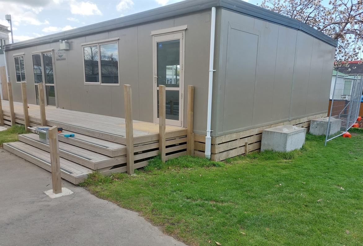 11 Fenwick Primary School, Oamaru three quarter view on the steps and learning centre from the south JDBuilders