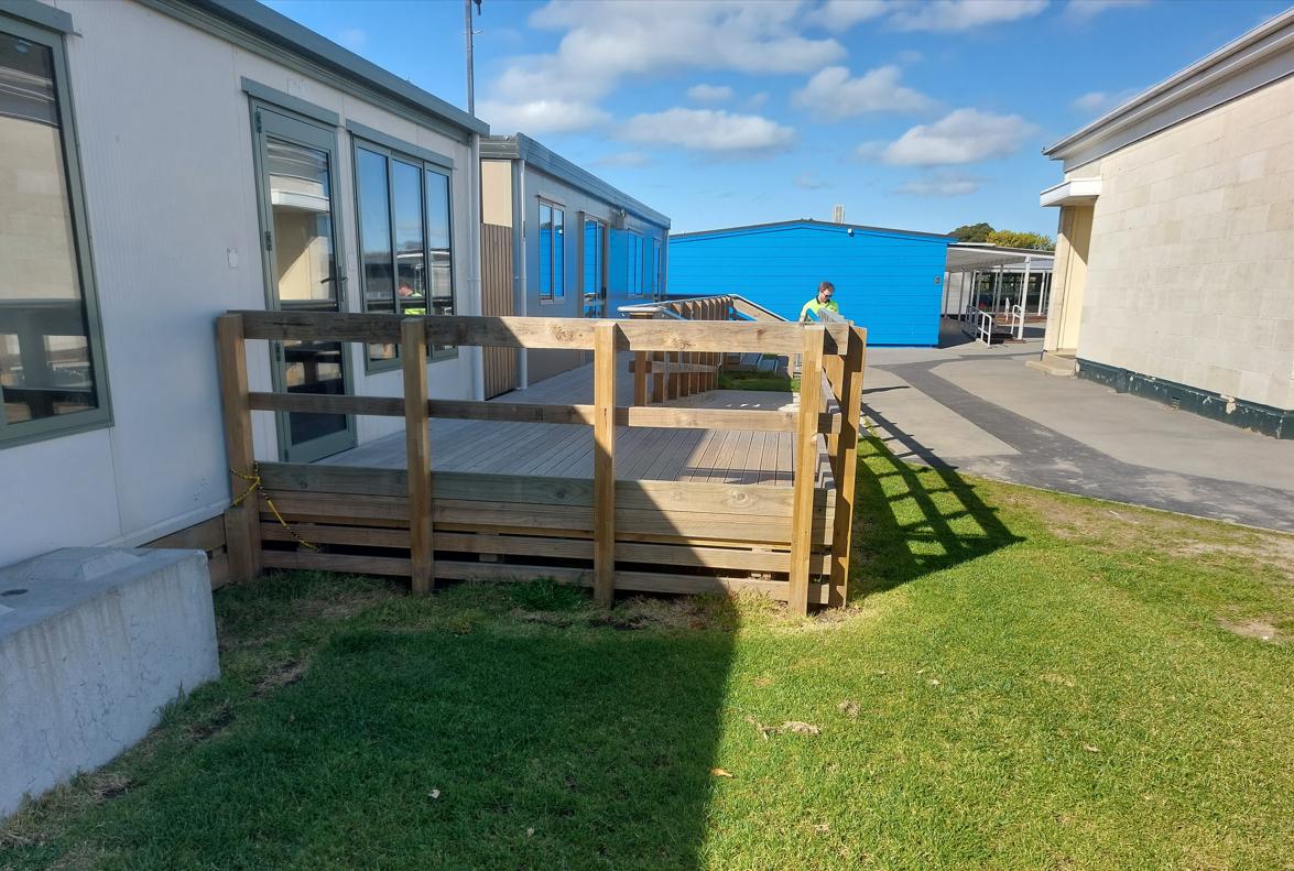 7 Fenwick Primary School, Oamaru Close up of the deck from the north side with learning spaces in the background JDBuilders