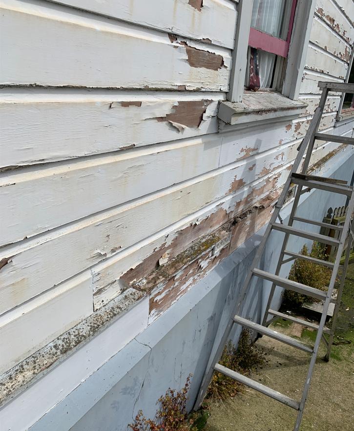 B6 9 Fifield St, Roslyn, Dunedin Close up of the rotten weatherboards on the east side, before renovation JDBuilders