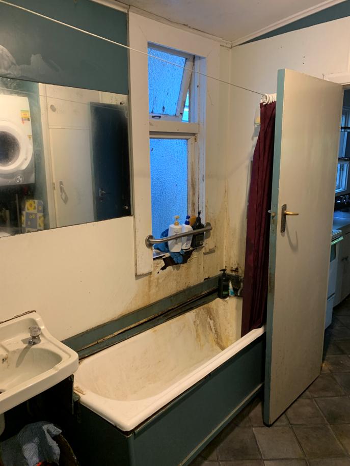 2 75 Opoho Rd, NEV, Dunedin Bathroom prior to renovation JDBuilders
