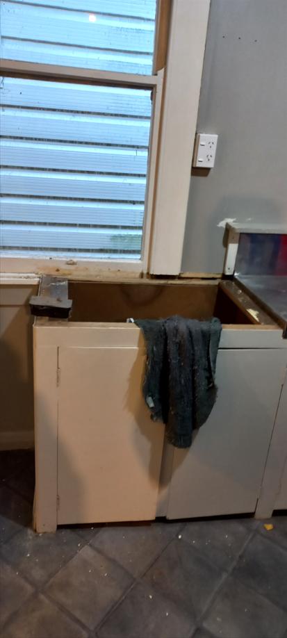2 75 Opoho Road, NEV, Dunedin Pre reno Laundry sink next to kitchen benchtop JDBuilders