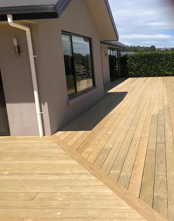 4 102 Beach Road, Oamaru Completion of the decking that wraps around the kitchen, living room and main bedroom JDBuilders LR
