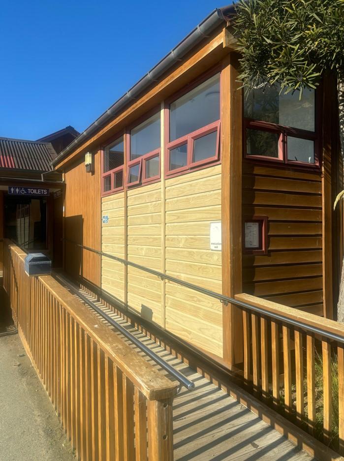 1 Completing the repair of the rusticated weatherboards, side view at the Oamaru Blue Penguin Colony JDBuilders